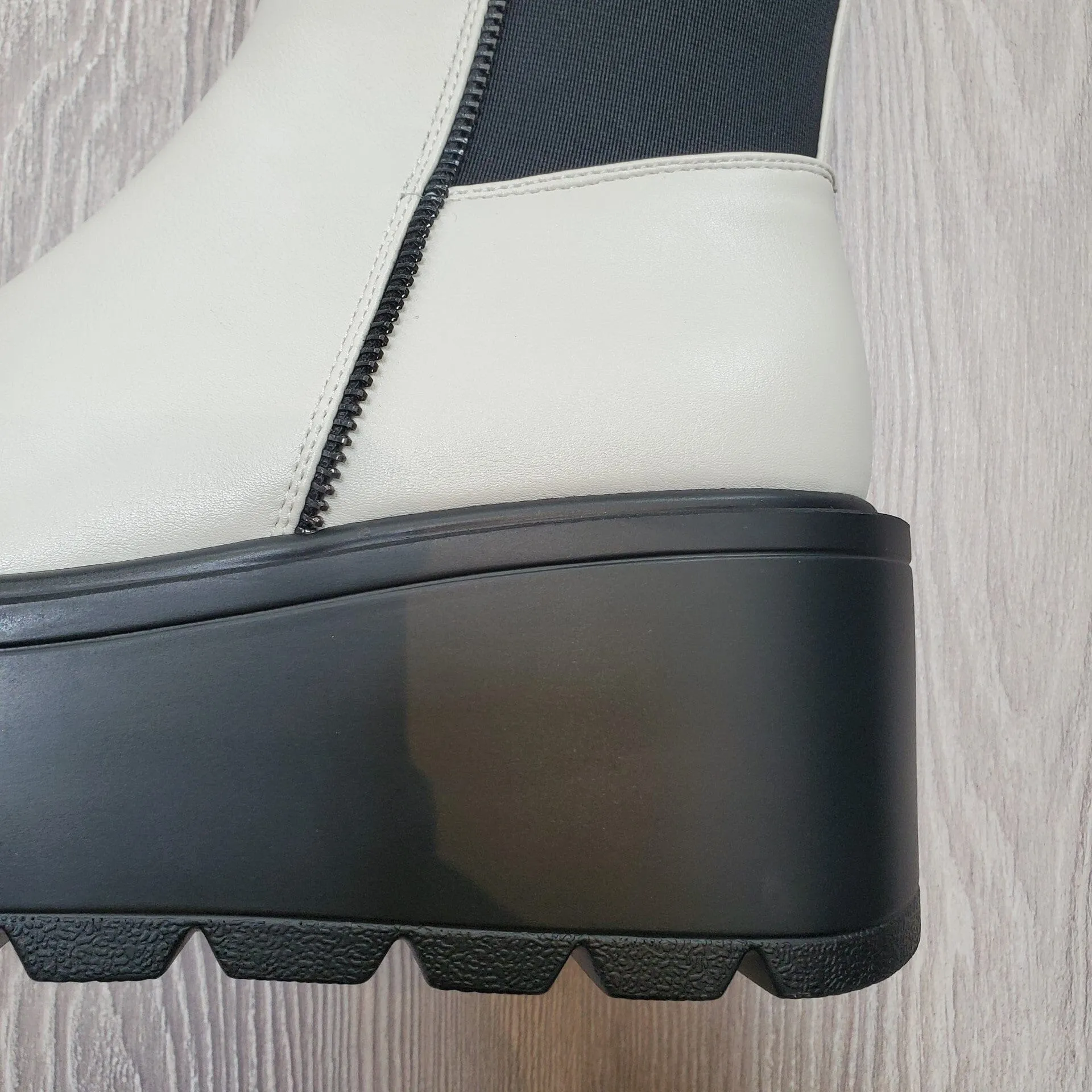 CHUNKY PLATFORM CONTRAST WHITE BOOTS