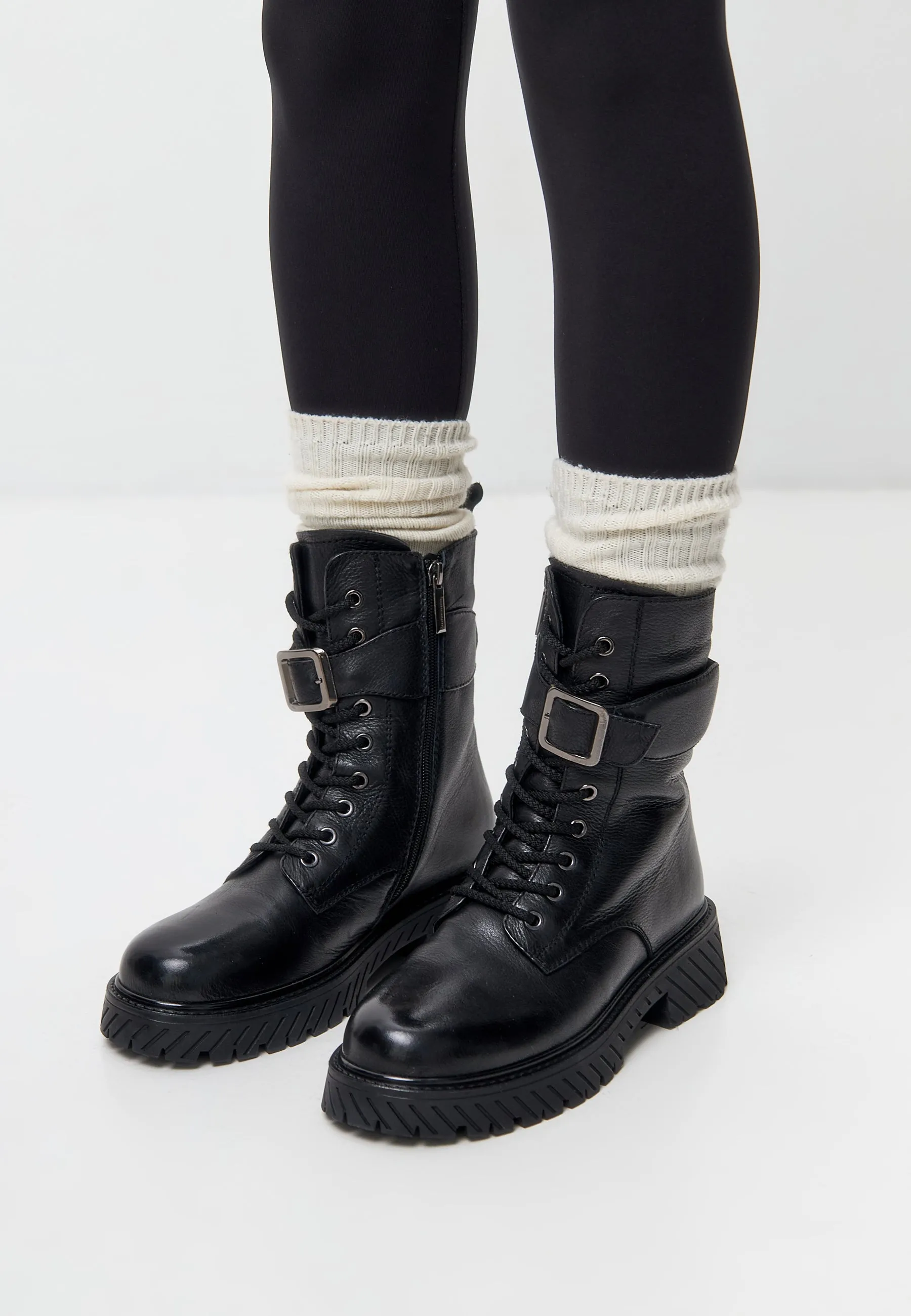 Rugged Lace-Up Boots Betty - Black